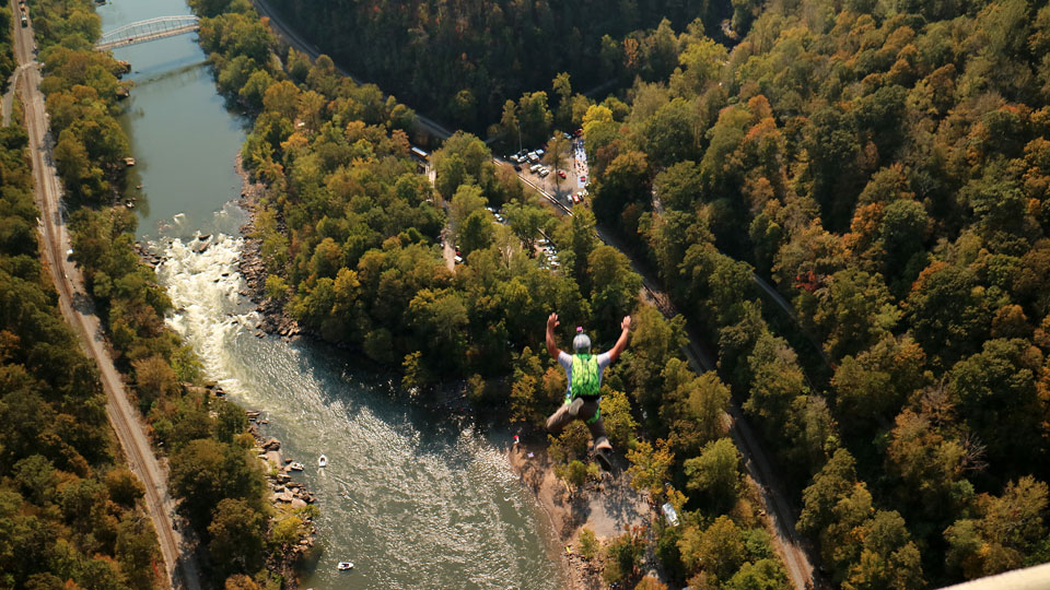 Ein BASE-Jumper springt am Brückentag von der New River Gorge Bridge - (Foto:  © neiu20001 / Getty Images)