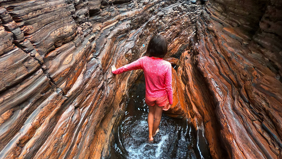 Den abenteuerlichen Spider-Walk in der Hancock-Schlucht im Karijini-Nationalpark solltest du nicht verpassen – (Foto: © ChameleonsEye / Shutterstock)