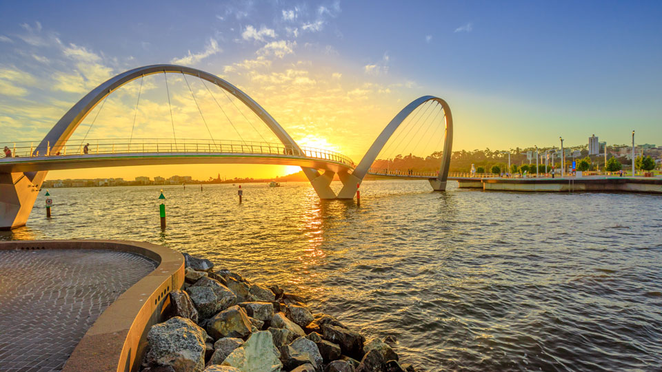 Die Elizabeth Quay Bridge am Swan River am Eingang des Elizabeth Quay Yachthafens ist eine neue Touristenattraktion für Fußgänger in Perth - (Foto: ©bennymarty / Getty Images)