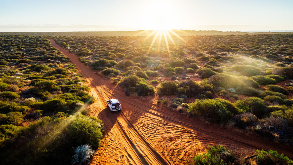 Stell dich auf lange Fahrten zwischen beliebten Zielen in Westaustralien ein und darauf, dass es sich trotzdem lohnt – (Foto: ©CAPE COCONUT / Shutterstock)