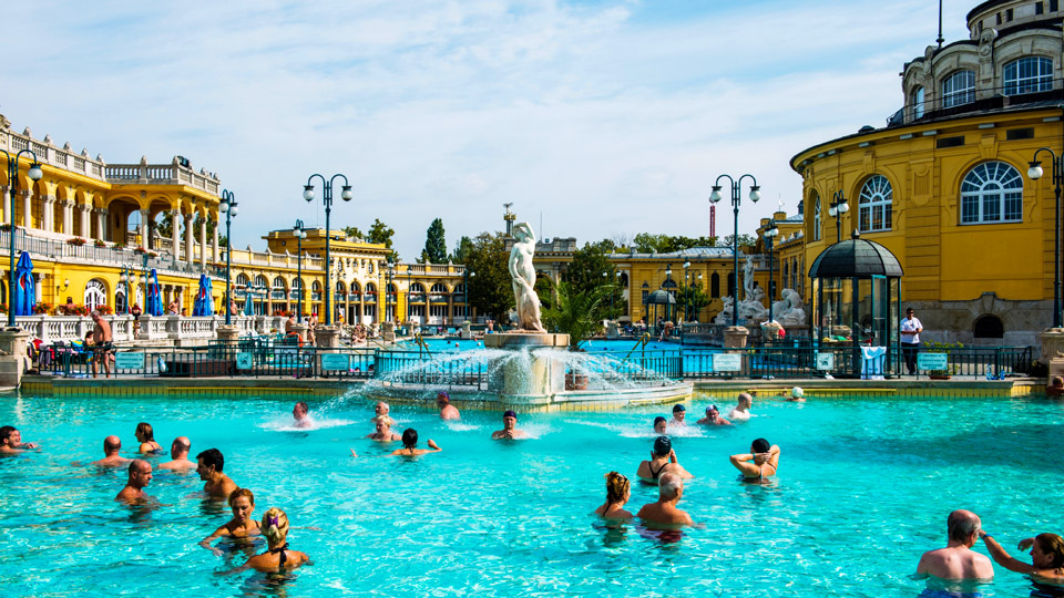 Das Outdoor-Becken im Széchenyi-Bad ist spektakulär - (Foto: Will Sanders/Lonely Planet)