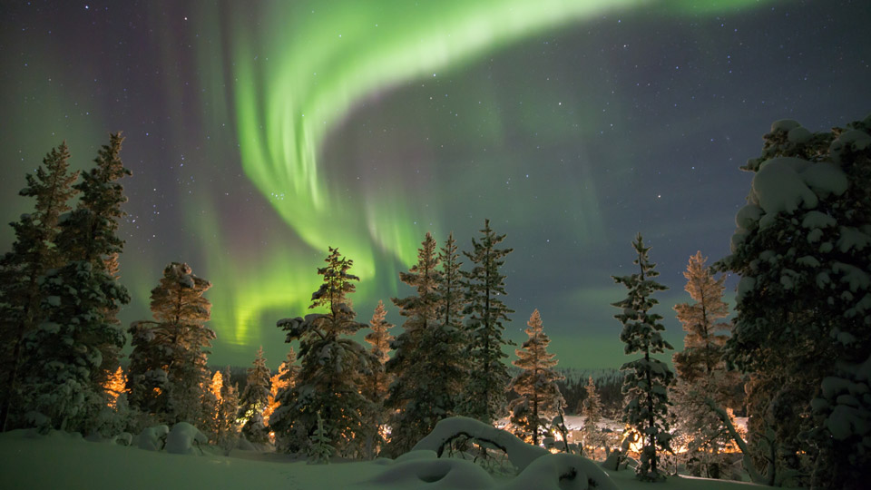 Nicht immer zeigen sich Nordlichter, aber in Abisko, Schweden, ist die Chance immerhin ziemlich hoch - (Foto: © Mihai Speteanu / Shutterstock)
