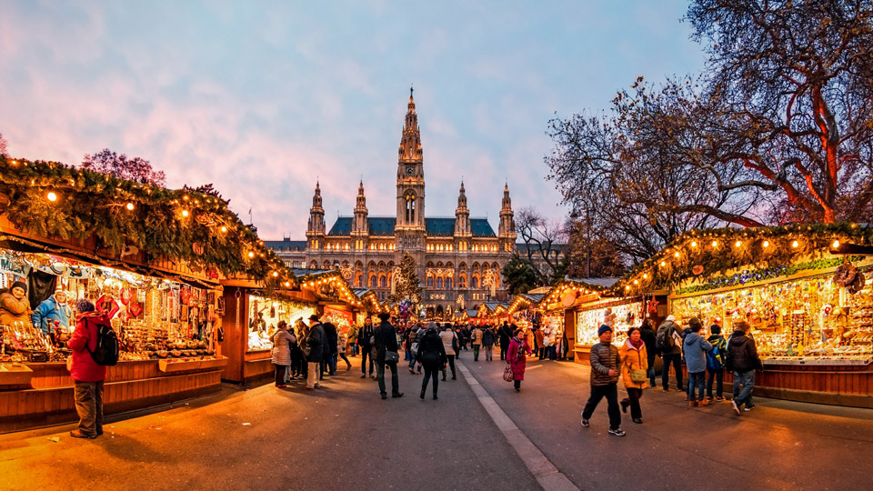 Wien ist berühmt für seine spektakulären Weihnachtsmärkte - (Foto: © posztos / Shutterstock)