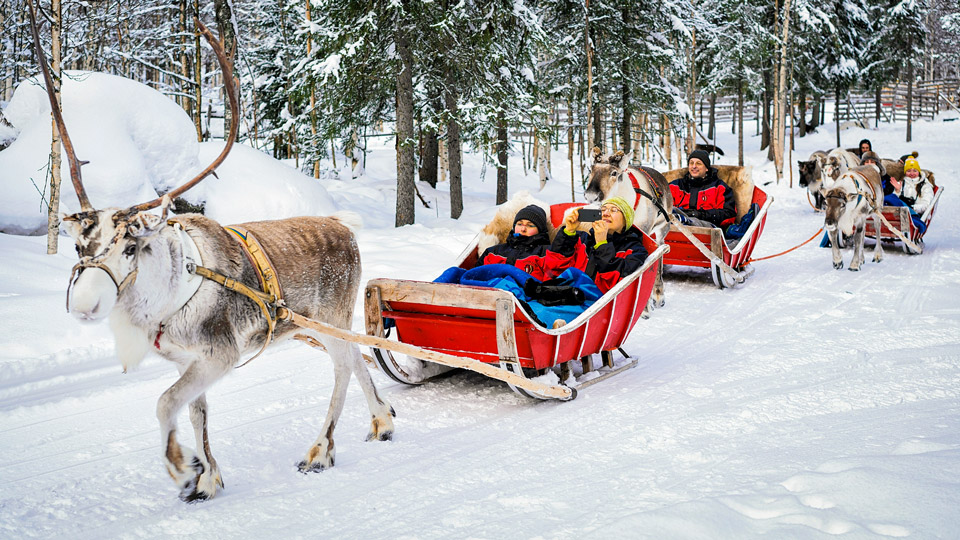 Es gibt nur ein geeignetes Transportmittel, wenn man sich mit dem Weihnachtsmann in Rovaniemi, Finnland, treffen möchte - (Foto: © Roman Babakin / Shutterstock)