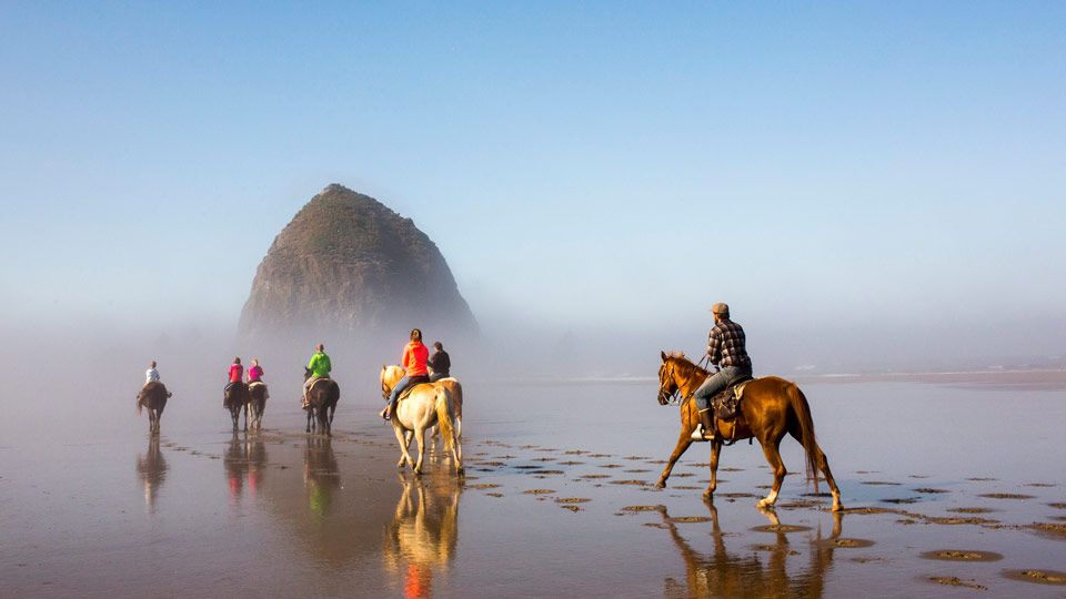 Beinahe mystisch: Reiten durch den berüchtigten Nebel von Cannon Beach, Oregon - (Foto: © Adam Hester / Shutterstock)