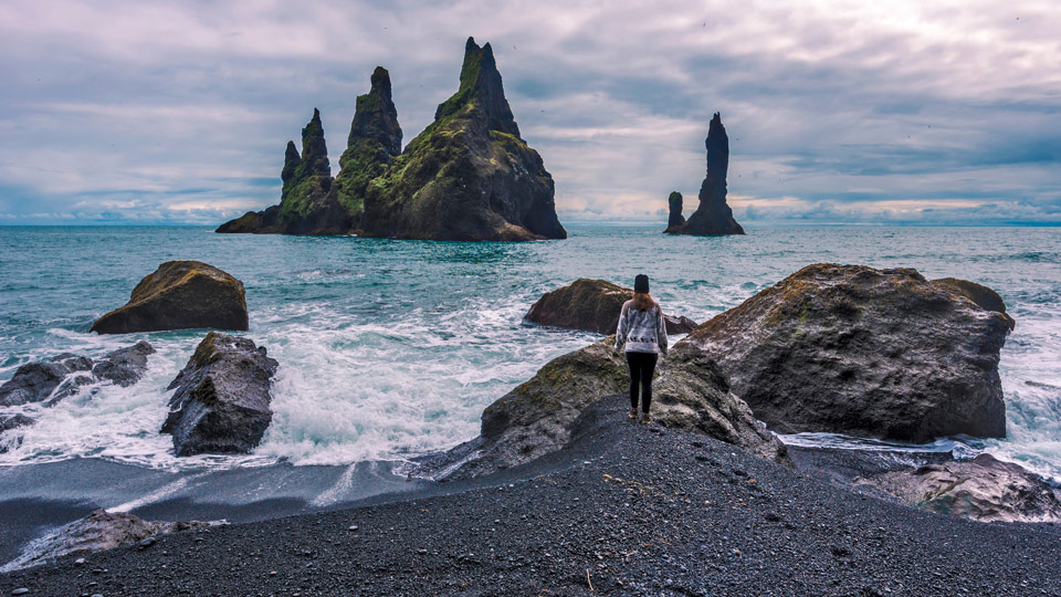 Blick vom Reynisfjara Beach auf die Basaltfelsen von Reynisdrangar in Island - (Foto: © Sasha64f / Shutterstock)