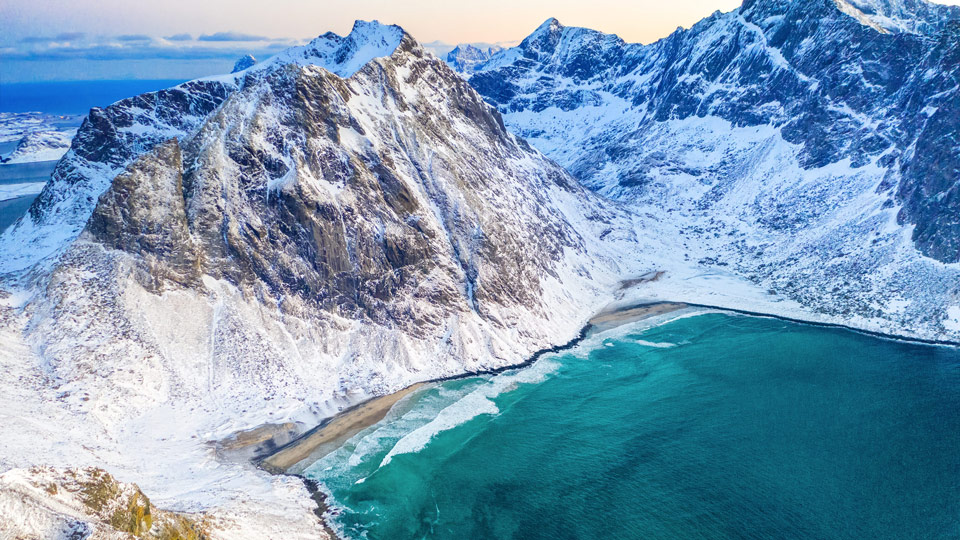 Am Kvalvika Beach trifft tropisch-blaues Wasser auf die Schönheit des Polarkreises - (Foto: © Feel good studio / Shutterstock)