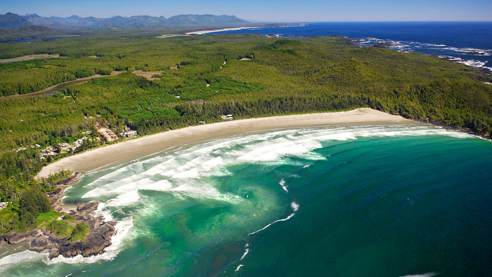 Ein Spaziergang entlang der wilden und windigen Cox Bay erfrischt und belebt die Sinne - (Foto: © Russ Heinl / Shutterstock)