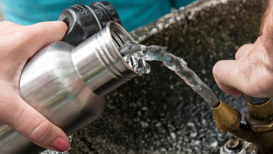 Nachhaltige Reiseunternehmen bieten Trinkwasser, um Einweg-Plastikflaschen zu vermeiden - (Foto: © Clsgraphics / Getty Images)
