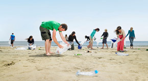 Wer sich im Urlaub freiwillig engagieren möchte, recherchiert vorher die Konditionen - (Foto: ©Frank and Helena/Getty Images)