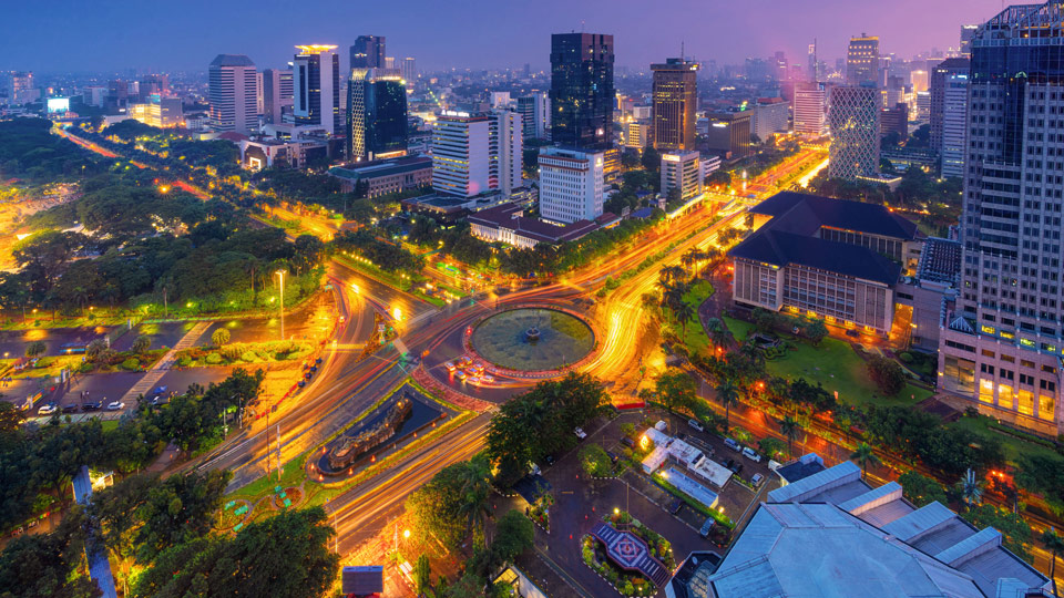 Noch rauscht der Verkehr in Jakarta, aber die Stadt ist bedroht  - (Foto: © Alvian Indonesia / Shutterstock)