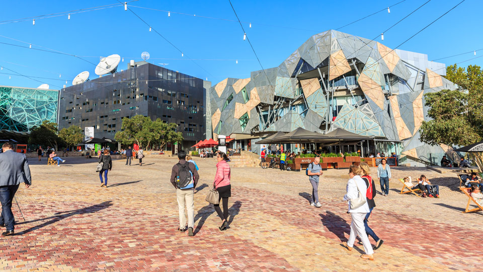 Melbourne ist stolz auf seine Stadtmöbel und "funky" Fassaden - (Foto: © Tooykrub / Shutterstock)