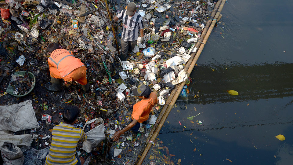 Jakarta hat ernsthafte Probleme mit der Umweltverschmutzung - (Foto: © harimei / Shuttersock)