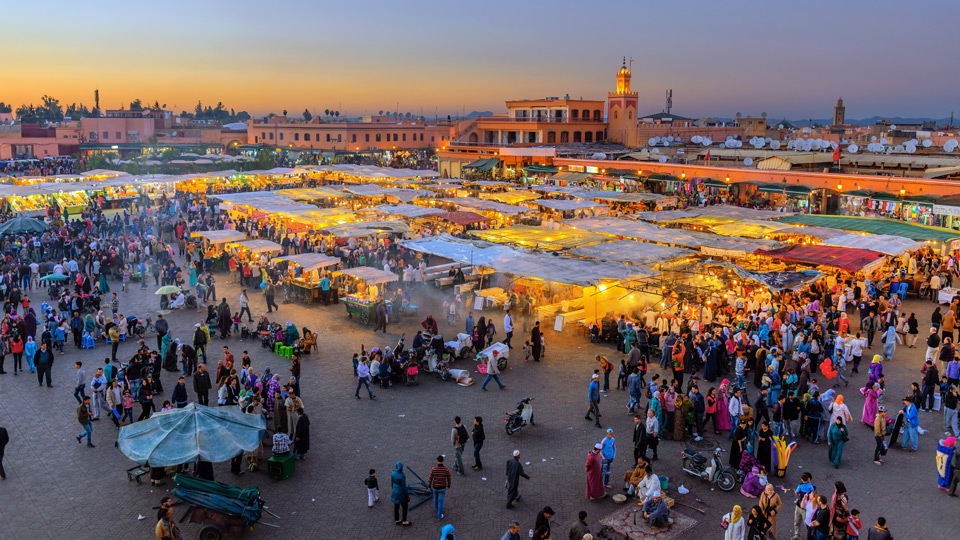 Wie ein Märchen aus 1001 Nacht: die Atmosphäre des berühmten Djemaa El Fna-Platzes in Marrakesch - (Foto: ©Pavilha/Getty Images)