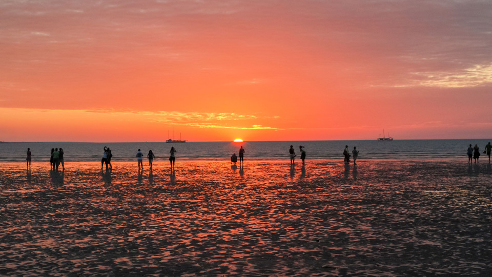 Die imposanten Sonnenuntergänge am Strand von Darwin ziehen die Menschen in Scharen an - (Foto: ©LittlePanda29/Shutterstock)