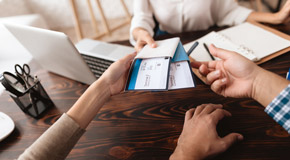 Flugtickets hat man bestenfalls in beiden Versionen dabei - auf Papier und digital - (Foto: © VGstockstudio / Shutterstock)