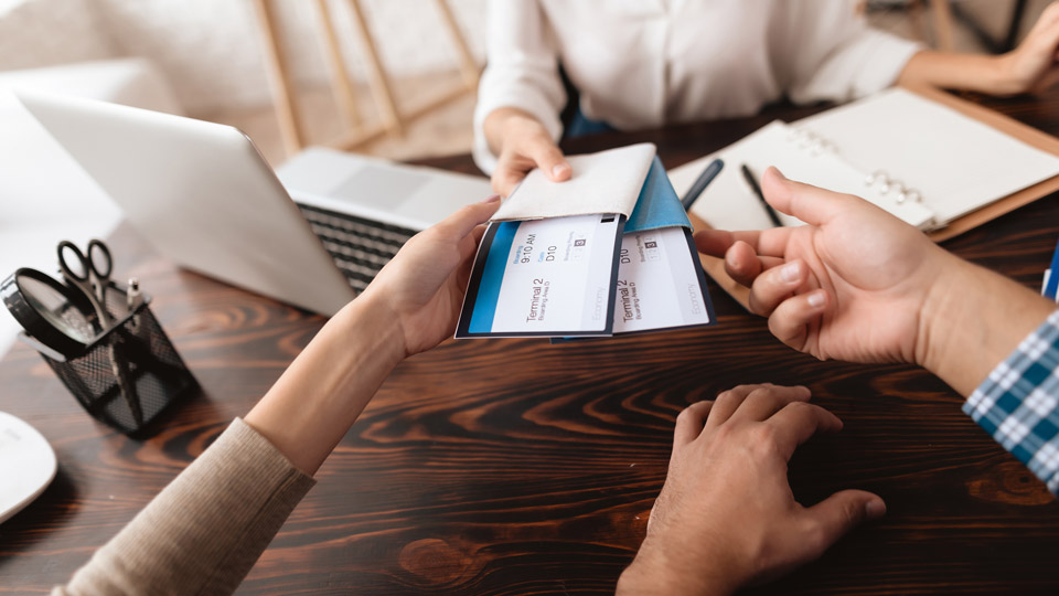 Flugtickets hat man bestenfalls in beiden Versionen dabei - auf Papier und digital - (Foto: © VGstockstudio / Shutterstock)