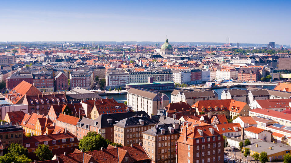 Eine Ansicht auf Kopenhagen vom Christiansborg Tårnet am Christiansborg Palast – (Foto: © Fokusiert/Istock.com)