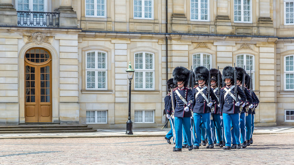 Die Wachablösung im Schloss Amalienborg, Residenz der dänischen Königsfamilie - (Foto: ©S-F/Shutterstock)