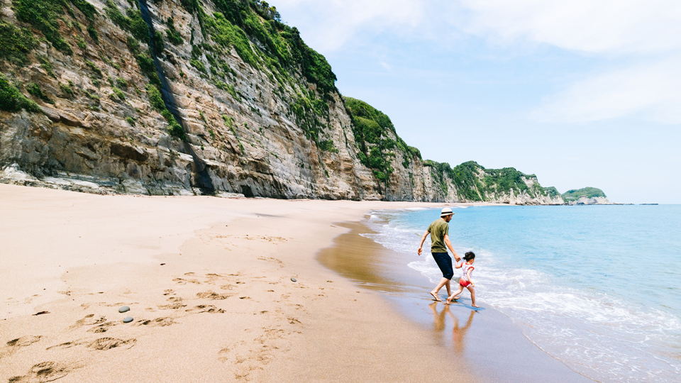 Ein Vater und seine kleine Tochter haben Spaß an einem einsamen Strand in, Chiba, Japan - (Foto: © Ippei Naoi / Getty Images)