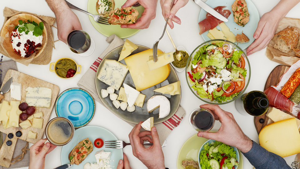 Auch das Teilen von Mahlzeiten könnte sich ändern - (Foto: © goir / Shutterstock)