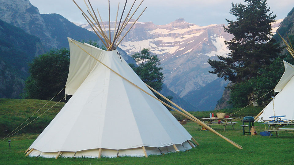 Die handgefertigten Tipis im Parc National des Pyrénées bieten herrliche Ausblicke auf den Felskessel Cirque de Gavarnie - (© Foto: Tipis Indiens)