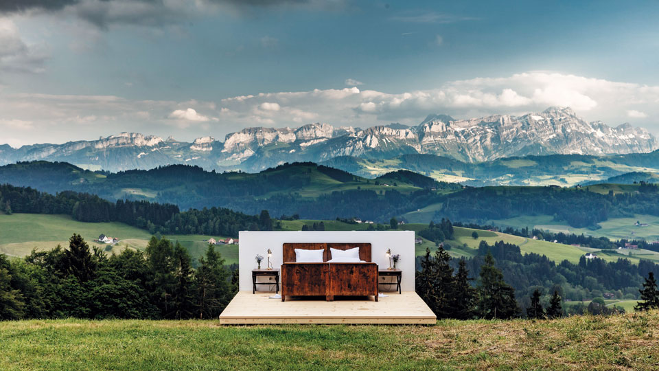 Keine Wände, keine Fenster, nur die Schweizer Alpen ringsum und der Nachthimmel als Bettdecke - (Foto: © Appenzellerland Tourism Switzerland)
