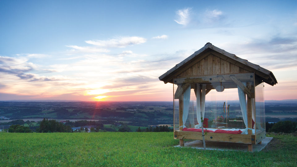 In diesem Freiluftbett auf einer Wiese im Ennstal mit Bergblick und Sternenhimmel träumt es sich süß - (© Foto: Michael Leitner / Hochhubergut)