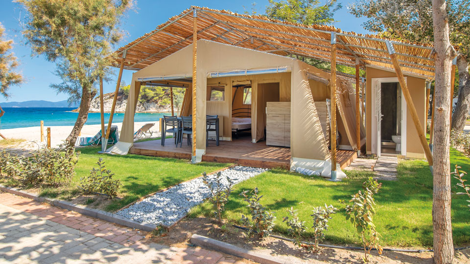 In diesem schattigen Strandrefugium auf Chalkidiki grüßt aus der Ferne der Berg Athos - (Foto: © Armenistis)