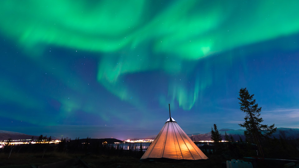 Wer in einem der traditionellen samischen Zelte in der Region Troms in Norwegen übernachtet, hat gute Chancen, Polarlichter zu sehen - (Foto: © V. Belov/Shutterstock)