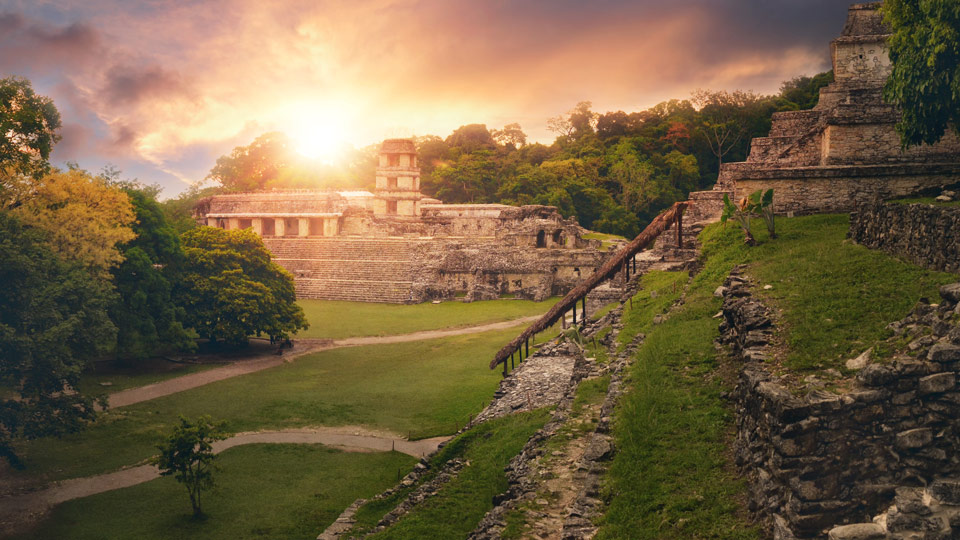 Geheimnisvolle Stimmung in der antiken Maya-Stadt Palenque in Mexiko - (Foto: © Soft_Light / Getty Images)