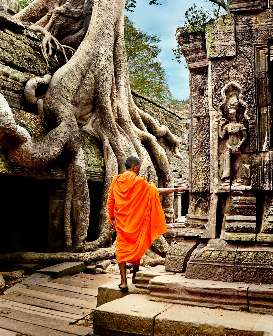 Ein Mönch unterwegs in den Ruinen des Tempels Ta Prohm in Angkor - (Foto: © Mark Read / Lonely Planet)
