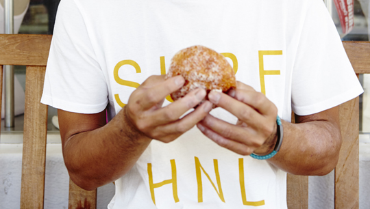 Glücklich ist, wer ein Malasada bei „Leonard‘s Bakery“ ergattert hat. © Matt Munro