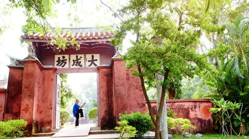 In der Ruhe liegt die Kraft: Tai-Chi-Meister Hung He-Guei während seiner 38-stufigen Übung im Konfuzius-Tempel von Tainan. | © Matt Munro