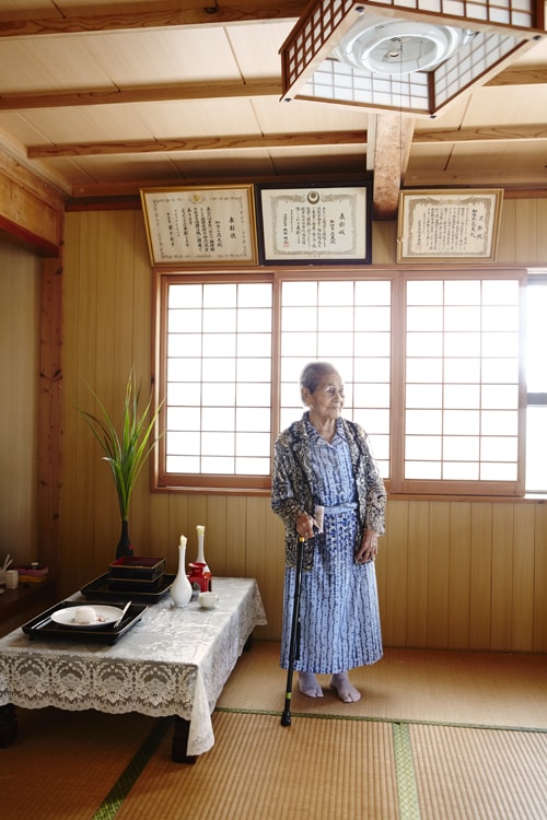 Ordnungsliebend: Toyo Kajigu in ihrem Haus auf der Insel Taketomi. Die Tatami-Fußmatten signalisieren, dass es sich um die gute Stube handelt. © Matt Munro