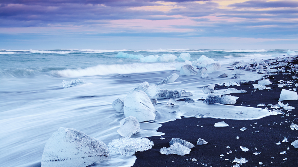 Der schwarze Sandstrand von Jökulsárlón ist wegen der schönen Eisblöcke, die hier angespült werden, auch als Diamant-Strand bekannt. ©Matt Munro