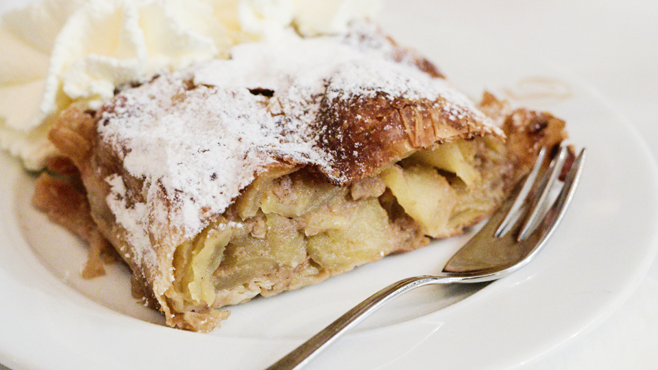 Der Apfelstrudel im fürstlichen „Demel“ in Wiens 1. Bezirk. ©Sonja Priller