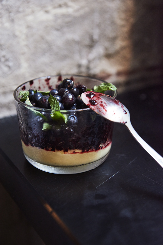 Zum Reinlöffeln lecker: Zitronencreme mit Granita aus schwedischen Heidelbeeren und Minze bei „Manfreds“. ©Ulf Svane