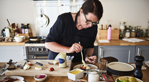 Trine Hahnemann zeigt, wie man Smørrebrød zubereitet. ©Ulf Svane