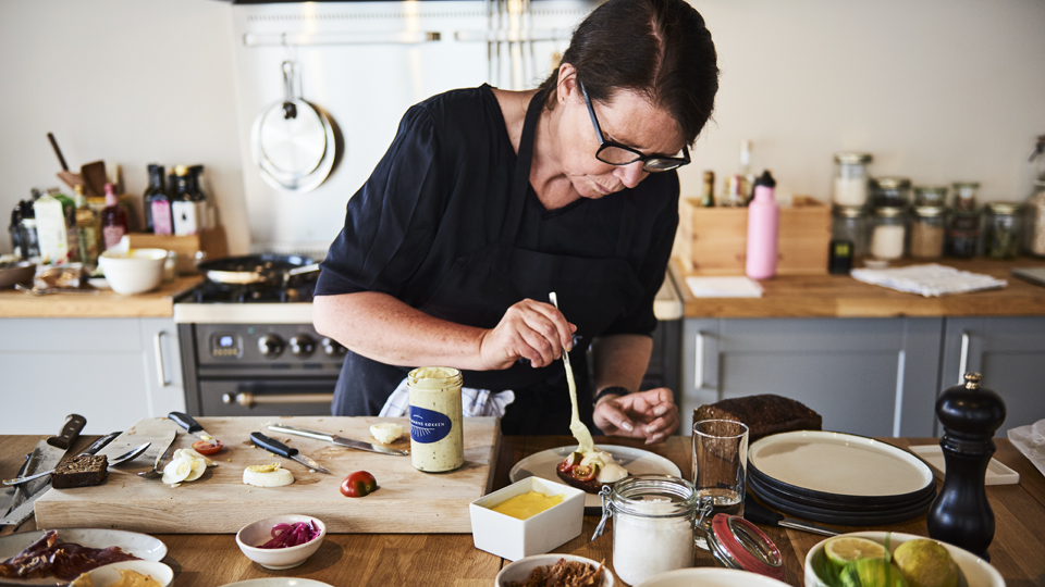 Trine Hahnemann zeigt, wie man Smørrebrød zubereitet. ©Ulf Svane