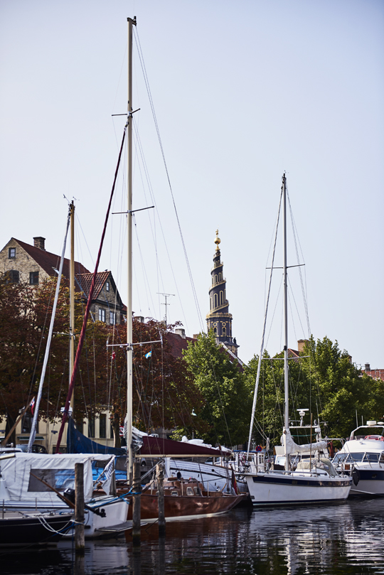 Blick vom Christianshavn Kanal auf den Spiralturm der Erlöserkirche. ©Ulf Svane