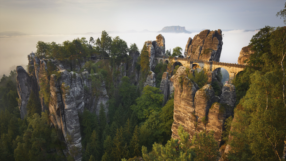 Auf diesen Felsen stand eine mittelalterliche Holzburg mit aus Stein gehauenen Räumen. ©Jonathan Stokes