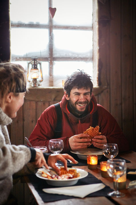 Gemütlich: Piotr Damski mit einem Kollegen beim Waffelessen in der „Trapper’s Station“. ©Jonathan Gregson