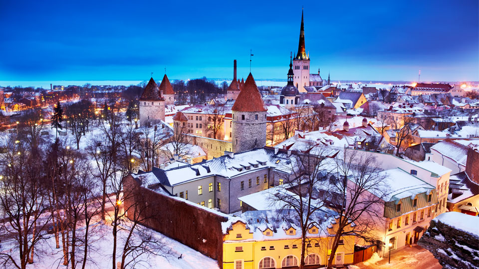 Winter-Wonderland: Tallins schneebedeckte Altstadtalls © Matt Munro/Lonely Planet