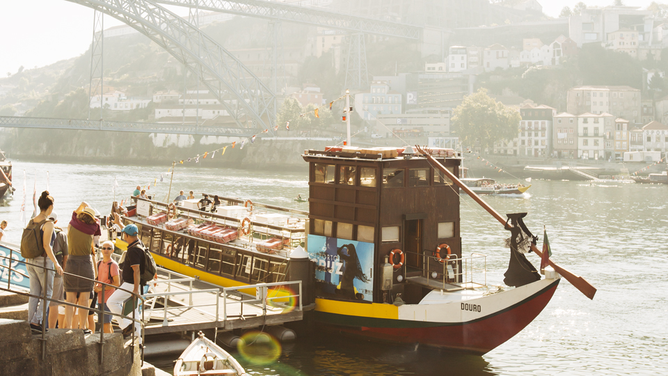 Stadt, Land, Fluss: Blick über den Douro von Ribeira in Richtung Vila Nova de Gaia, dazwischen die Ponte Dom Luís I, © Adrienne Pitts