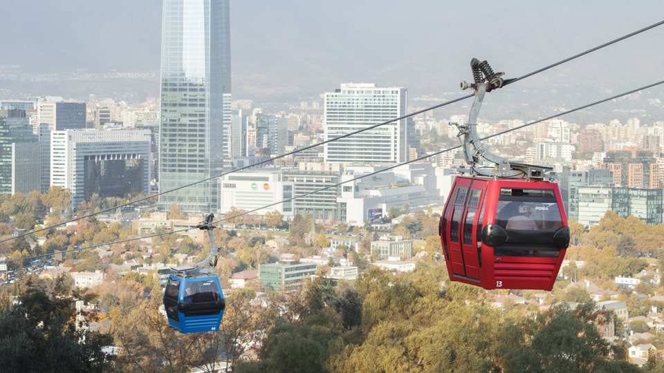 Die Seilbahn erhebt sich über dem Finanzzentrum von Santiago, auch „Sanhattan“ genannt, © Philip Lee Harvey