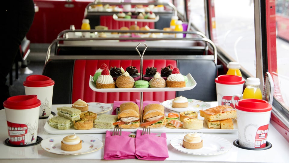 "B Bakery" verbindet die beiden typisch britischen Phänomene High Tea und Doppeldecker miteinander, © Bakery London