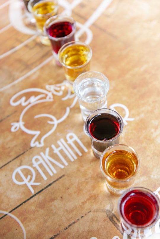 Verschiedene Obstbrände in der „Rakhia Bar“. © Justin Foulkes