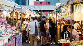 Streedfoodmarkt in den Straßen Bangkoks © Justin Foulkes