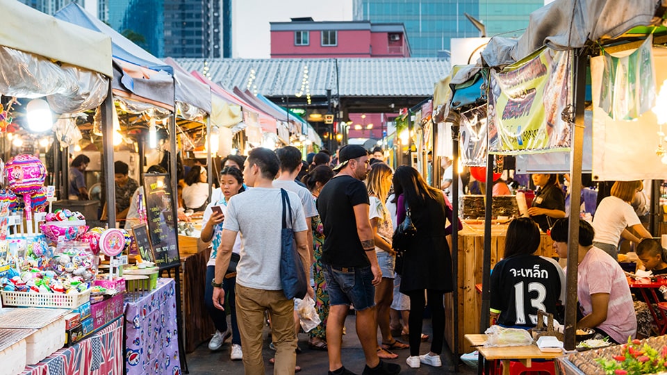 Ein Streetfoodmarkt in den Straßen Bangkoks © Justin Foulkes 